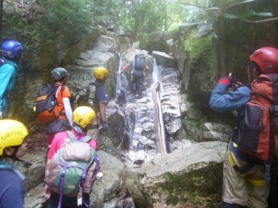 P1030286.jpg (89.13 KiB) 閲覧された回数 5712 回 たろーさんが滝登りのお手本を