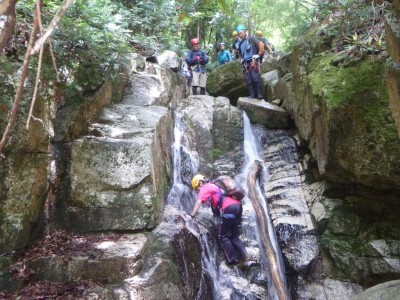 滝登りにチャレンジするRINさん