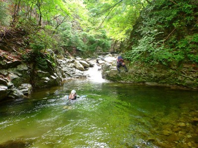 エメラルドグリーンの淵