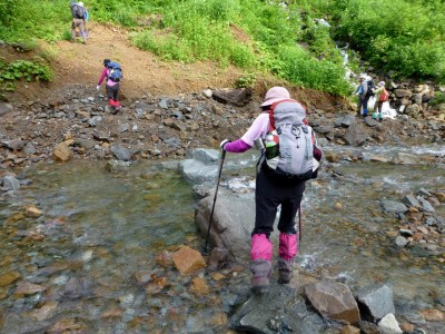 西俣谷川の渡渉（治山工事現場から）