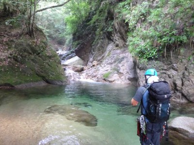 P1030470.jpg (97.66 KiB) 閲覧された回数 2778 回 エメラルドグリーンに輝く沢