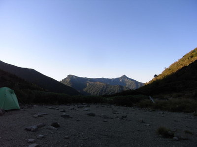 笠ヶ岳を望む朝のテン場