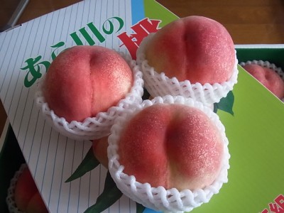 届いたばかりの桃