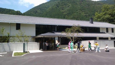 真ん中のお姉さんが気になります。