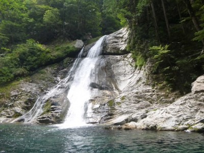 P1030608.jpg (187.78 KiB) 閲覧された回数 5416 回 堂倉谷最大の30m滝