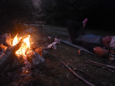 P1030651.jpg (87.49 KiB) 閲覧された回数 5412 回 たき火の横で居眠りするたろーさん