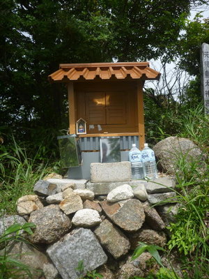 新装なった山頂の祠