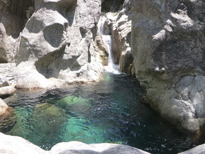 コバルトブルーに輝く水