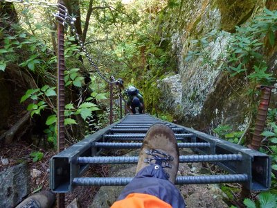 垂直鉄ハシゴはしっかりしています