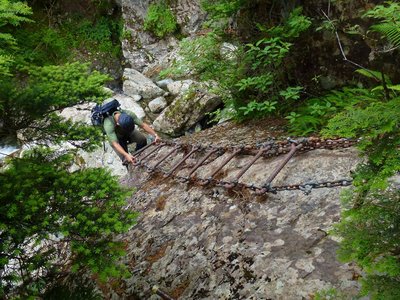 千丈嵓にかかる鉄ハシゴを登る