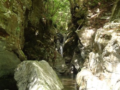 ゴルジュ入り口から奥に滝を見る。