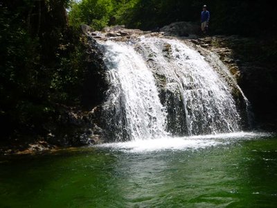 P1030726.jpg (92.64 KiB) 閲覧された回数 4509 回 飛び込みスポットの6mすだれ滝