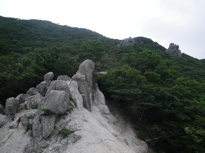 重ね岩Ⅲ群の畳岩上から達磨岩やⅡ群・Ⅰ群を望む