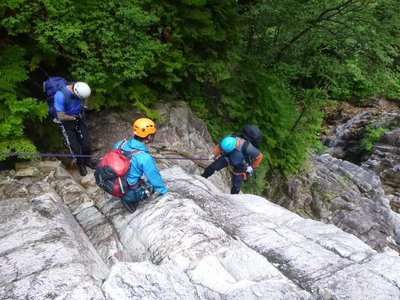 P1030852.jpg (118.83 KiB) 閲覧された回数 3533 回 懸垂下降の講習会 まずはたろーさんがお手本を