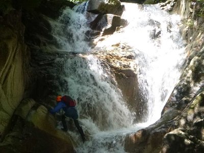 P1030846.jpg (73.81 KiB) 閲覧された回数 3540 回 岩倉川最後の10m滝 流芯を直登
