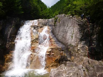 P1030832.jpg (104.99 KiB) 閲覧された回数 3532 回 三俣の15m滝 右側を3人パーティーが懸垂下降中