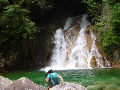 P1030808.jpg (85.06 KiB) 閲覧された回数 3533 回 15m斜滝 流れの右側を登る