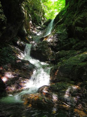 本谷ゴルジュ入口の滝。