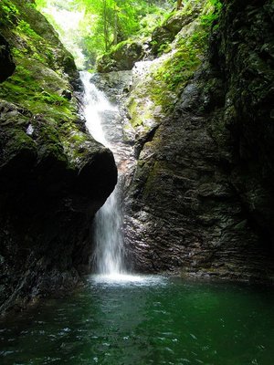 廊下奥の10ｍ斜瀑。