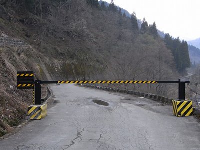 鳩ヶ湯の先にはゲートが……