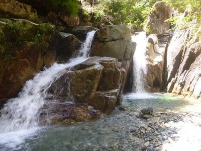 二股に分かれた滝　左側の流れを簡単に登ることができる