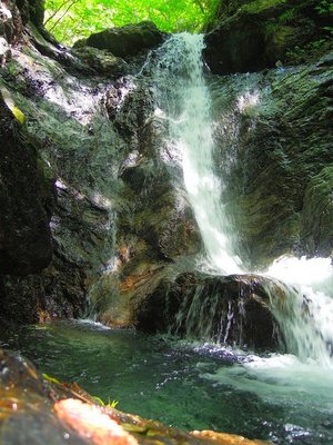 ゴルジュ入口の滝の上部。