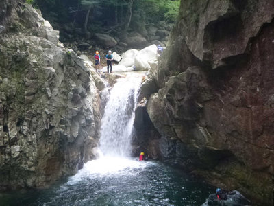 天狗滝で奮戦中のパーティー