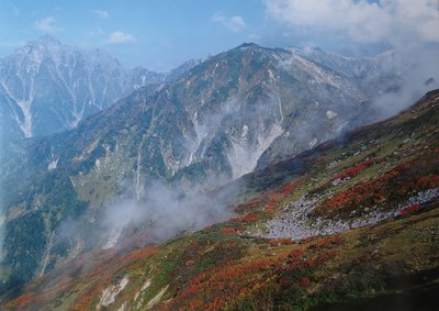 奥大日岳（中央）と剱岳（左奥）