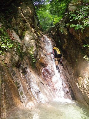 登攀中の山日和氏