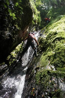 img_425819_47472528_0.jpg (184.69 KiB) 閲覧された回数 2549 回 連続する滝を登り始める