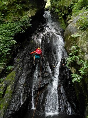 DSCN0155.JPG (189.59 KiB) 閲覧された回数 2550 回 2段10mの滝