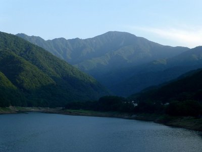 P1030346.JPG (97.77 KiB) 閲覧された回数 1589 回 広瀬ダムから甲武信岳(木賊山)を望む