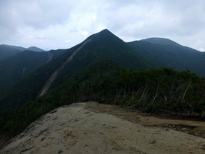 木賊山直下のガレ場から甲武信岳を望む