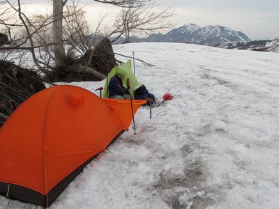 鉾ヶ岳を見下ろすテン場