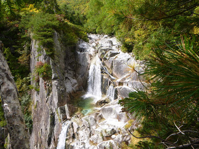 P1040309.jpg (266.89 KiB) 閲覧された回数 6192 回 30m大滝の巻きの途中