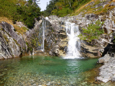 P1040291.jpg (262.88 KiB) 閲覧された回数 5832 回 2条10m滝 流れの間を直登