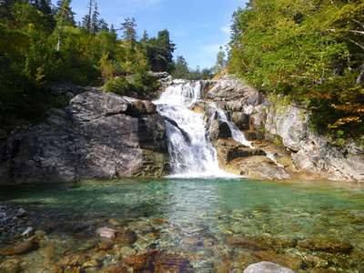 P1040281.jpg (220.26 KiB) 閲覧された回数 6169 回 赤木沢最初の10m斜滝 流れの右を登る