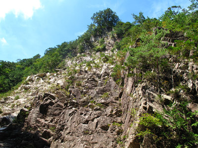 出合あたりの左岸の岩肌
