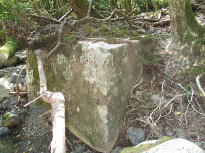 加工された橋脚石