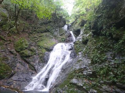 P1040407.jpg (107.46 KiB) 閲覧された回数 3366 回 3段25mの滝 右岸ルンゼを巻く