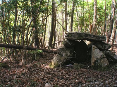 山頂より少し下がったところの自然林にある摩耗の激しいお地蔵さん。