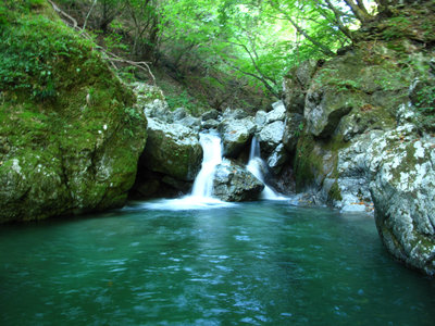 大釜をもつ４m滝