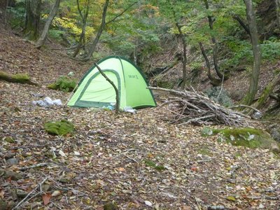 P1040570.jpg (144.05 KiB) 閲覧された回数 5599 回 マイテントと積み上げた焚き木