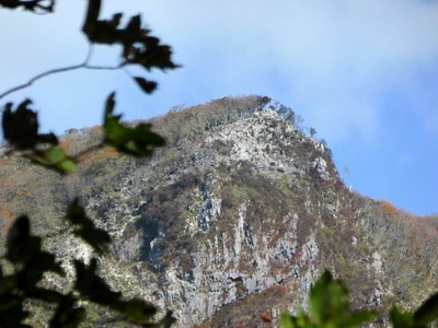 西尾根から天狗岩を眺望する