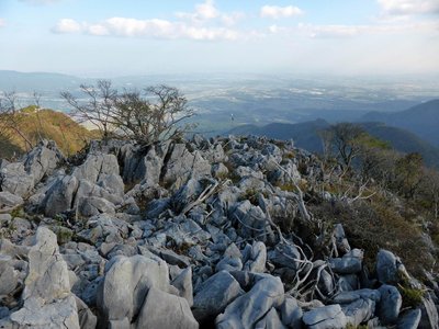 展望丘のカレンフェルトを下る
