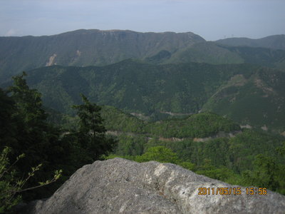 20110515tengudo_manno 032.jpg (576.17 KiB) 閲覧された回数 17438 回 天狗堂頂上の岩をかすめて御池山隗