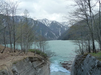 緑水だけど白水湖