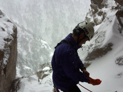 DSC_0049.jpg (101.71 KiB) 閲覧された回数 5842 回 チョックストーンの下、洞窟で冷凍人間になったりゅうさん