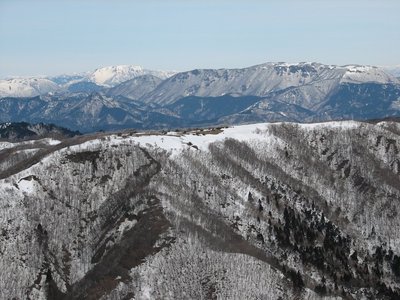 東雨乞岳から見るイブネと御池と伊吹山