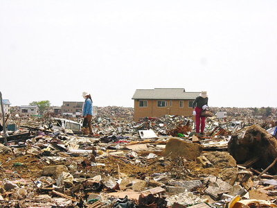 〇 石巻被災地、遺品を探す人